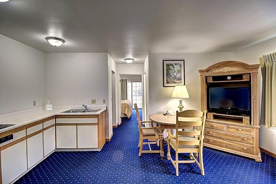 Days Inn & Suites By Wyndham Lolo Kültér fotó