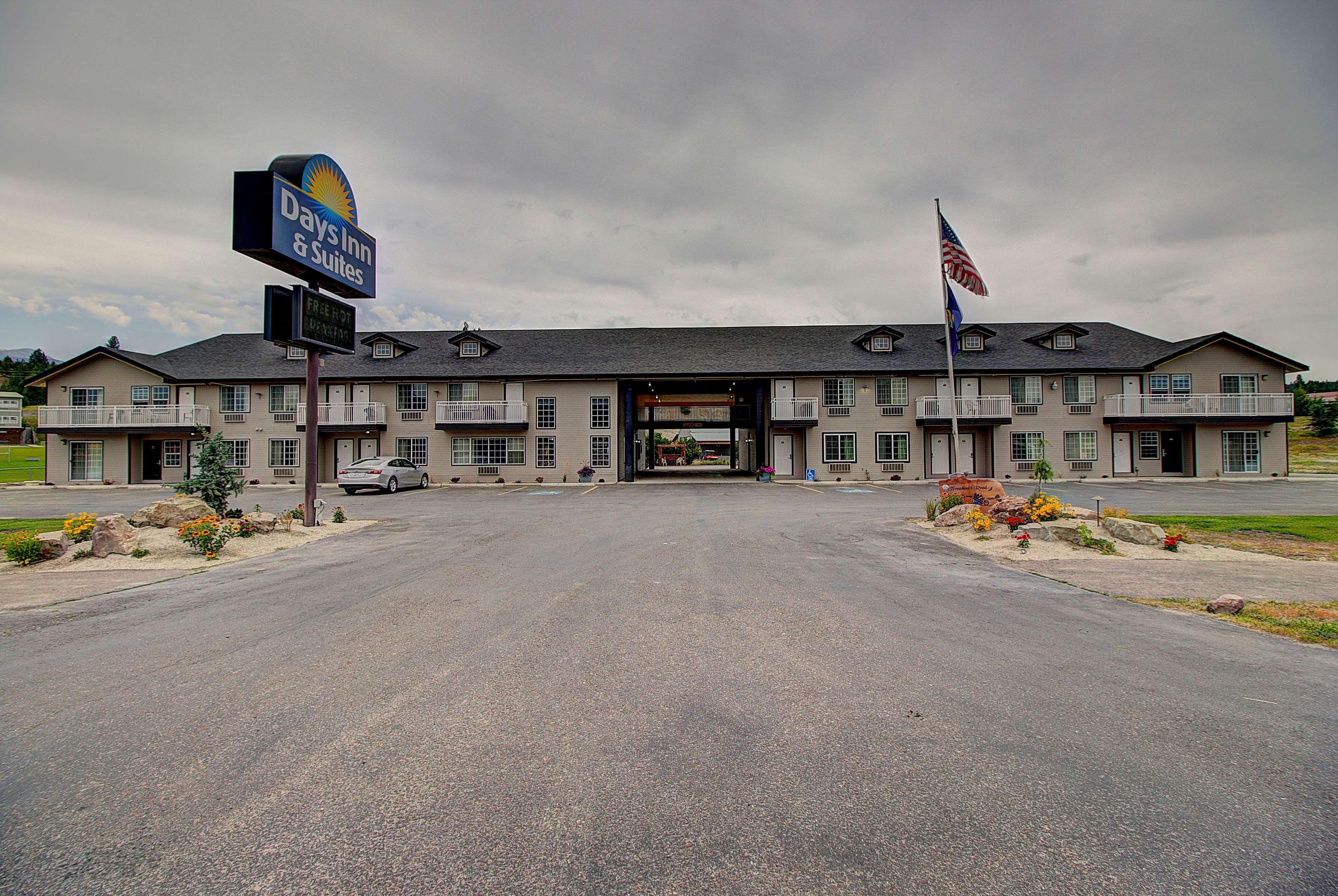 Days Inn & Suites By Wyndham Lolo Kültér fotó