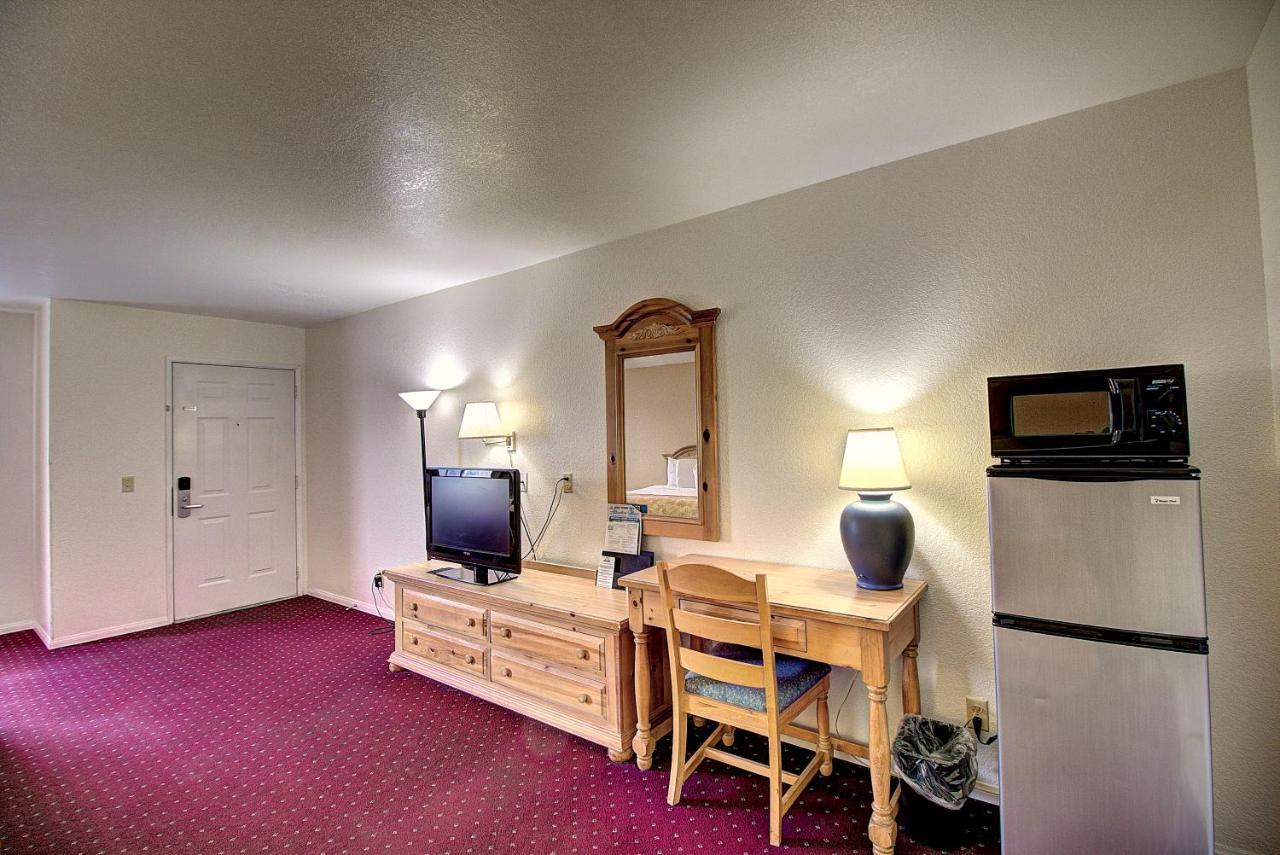 Days Inn & Suites By Wyndham Lolo Kültér fotó